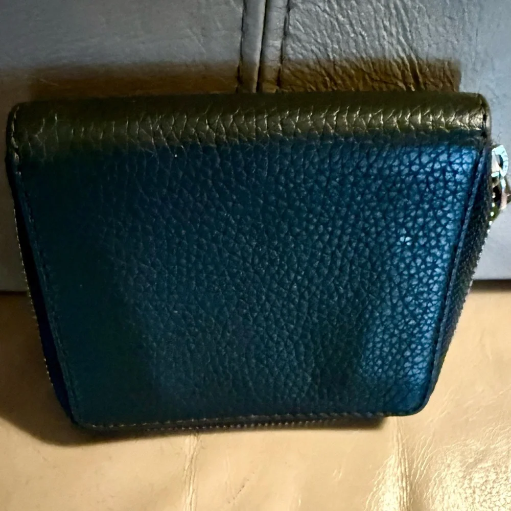 Tory Burch Emerson Wallet. Beautiful deep green pebbled leather. No Flaws. - Picture 2 of 7